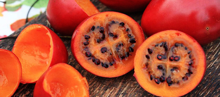 Красные и оранжевые фрукты являются сильными аллергенами